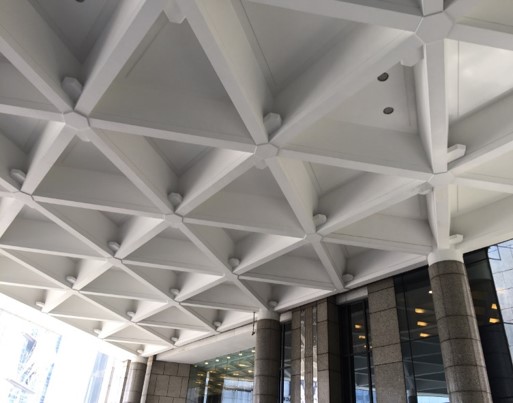 Plafon kisi beton berbentuk piramida di kanopi pintu masuk Bursa Efek Indonesia Tower 2