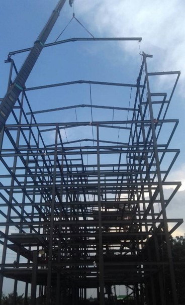 Pemasangan rangka baja gedung New Mahanaim Christian dengan bantuan crane