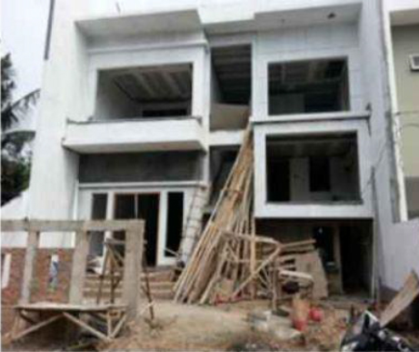 Rumah tinggal bertingkat di Cengkareng pada tahap pekerjaan struktur dan dinding, dengan perancah kayu di halaman