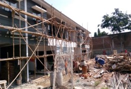 Pekerjaan dinding bata dan perancah bambu di proyek rumah tinggal Jagakarsa