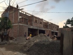 Tumpukan material pasir di depan struktur rumah tinggal Jagakarsa yang sedang dibangun