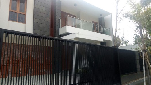 Pagar besi dan tampak samping rumah tinggal di Tajur, Bogor
