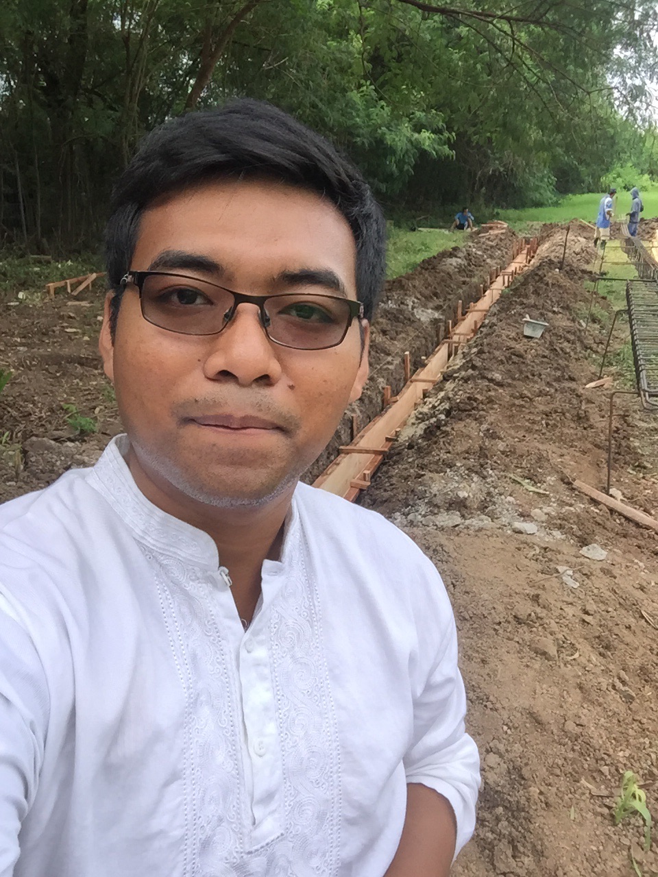 Galih Yusuf Kisworo, ST, Direktur Teknik PT. Baja Trikarsa Persada, di lokasi pekerjaan tanah
